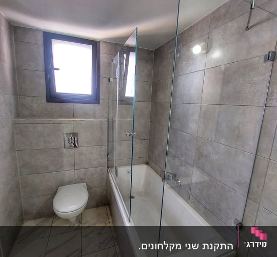 אמבטיה עם דלת זכוכית ומקלחת עליונה